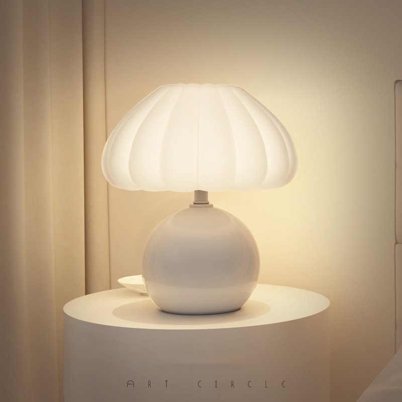 Desk Setup White - Lampada da comodino in stile crema